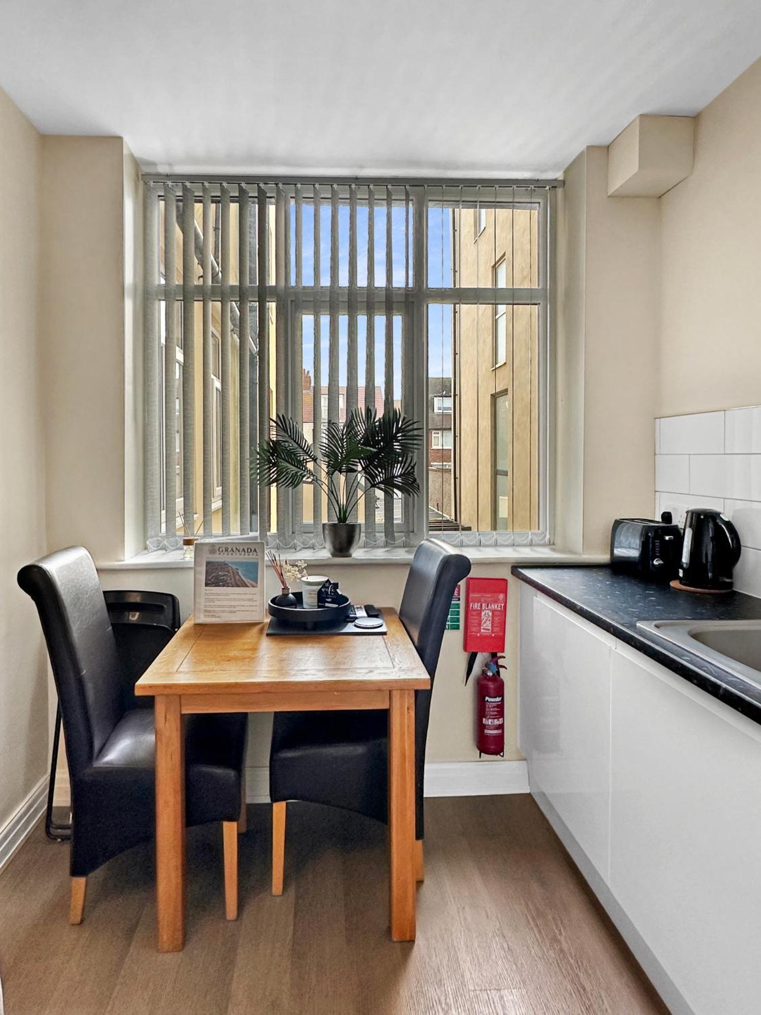 בלקפול Granada Apartments Queen'S Promenade מראה חיצוני תמונה